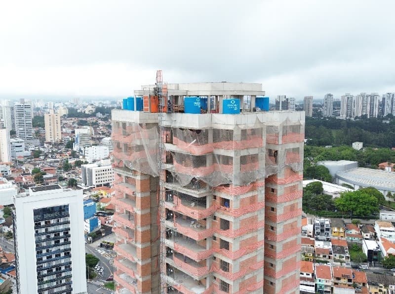 Topo da torre em obra com a estrutura dos últimos pavimentos