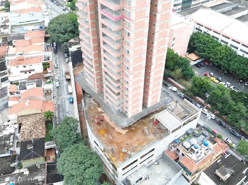 Vista aérea do pavimento de garagem e do entorno da obra