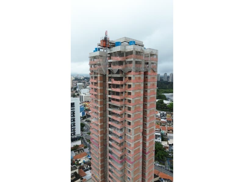 Fachada da torre do Essence Vila Yara em fase de estrutura
