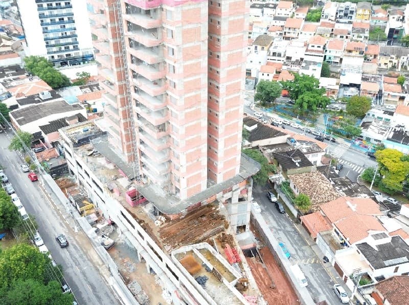 Pavimentos superiores da torre em construção
