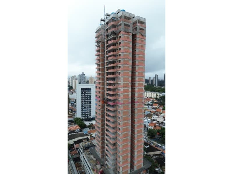 Estrutura de concreto da torre vista de baixo