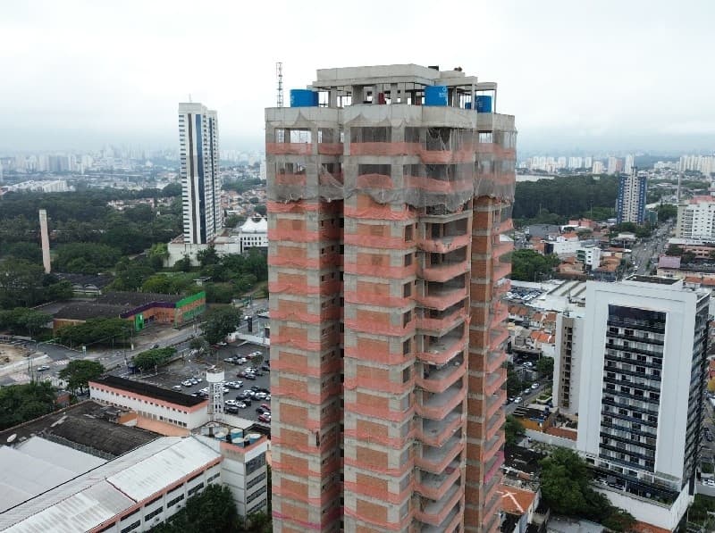Canteiro de obras do Essence Vila Yara em atividade