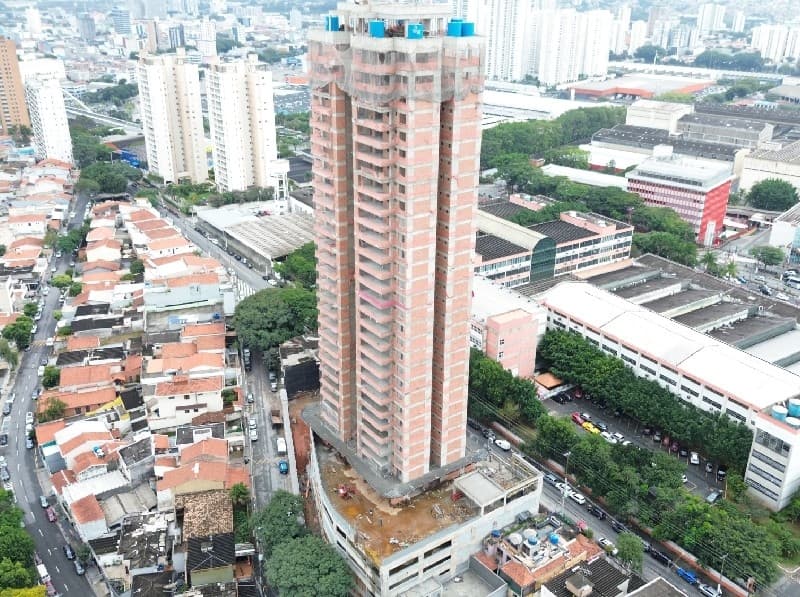 Vista aérea da torre do Essence Vila Yara em construção, em Osasco